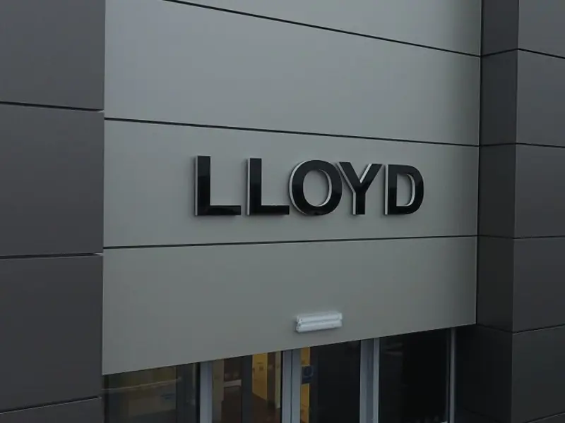Lloyds Landrover