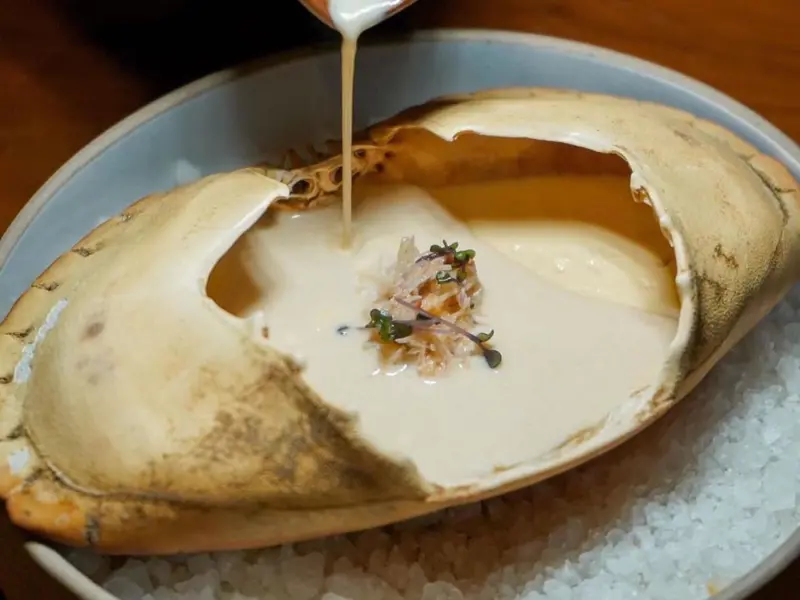 Kreativt presentert rett fra Yggdrasilas 16-retters meny, som kombinerer trønderske råvarer med asiatisk inspirasjon.