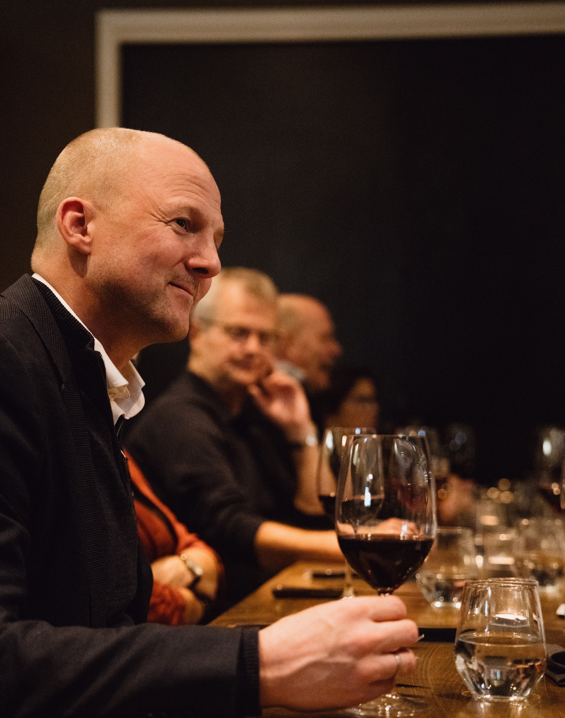 Gjester koser seg på Yggdrasila Fine dining i Trondheim, med kvalitetsvin fra Frankrike