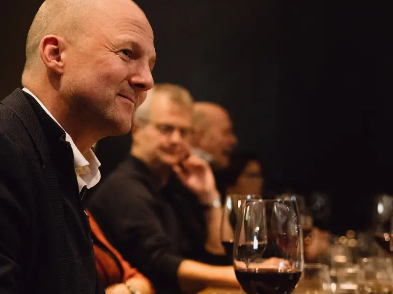 Gjester koser seg på Yggdrasila Fine dining i Trondheim, med kvalitetsvin fra Frankrike