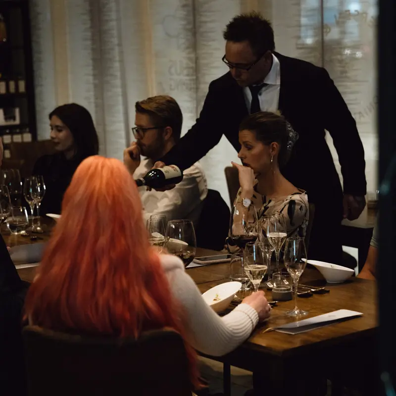 Stilfullt dekket bord i Yggdrasilas restaurant, som skaper en luksuriøs og rolig atmosfære.