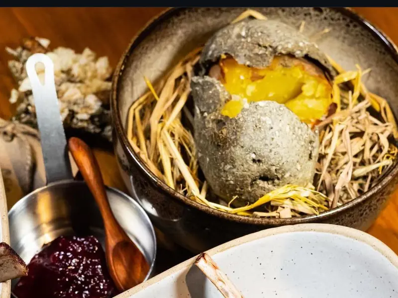 Elegant anrettet rett fra Yggdrasilas 8-retters meny, med sesongens lokale ingredienser.