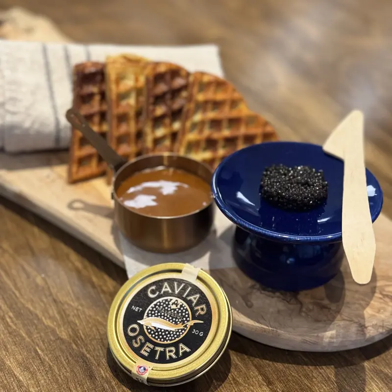 Delikat dessert med vaffel, brunost karamell, og Russisk caviar