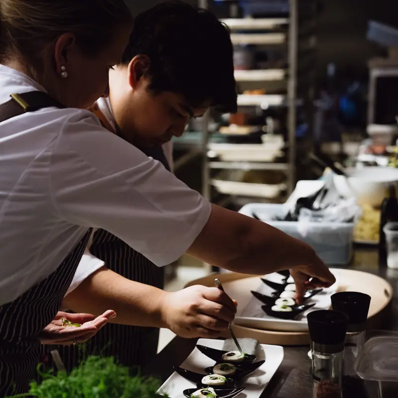 Ferske grønnsaker og urter fra trønderske gårder, klare til bruk på kjøkkenet.